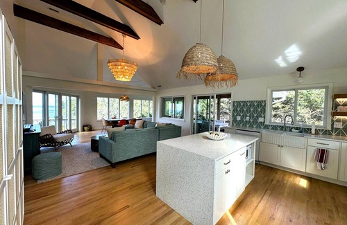 Ocracoke House | Seafield House: Dog friendly home, sound side beach, perfect getaway.