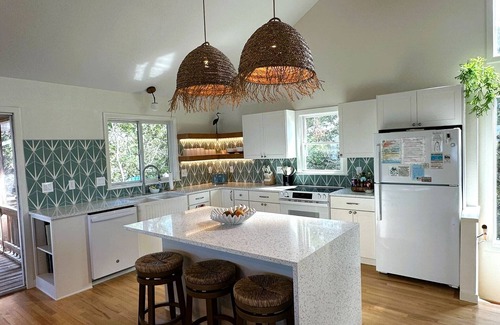 Ocracoke House | Seafield House: Dog friendly home, sound side beach, perfect getaway.