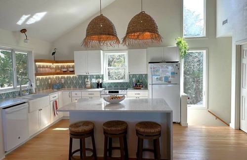 Ocracoke House | Seafield House: Dog friendly home, sound side beach, perfect getaway.