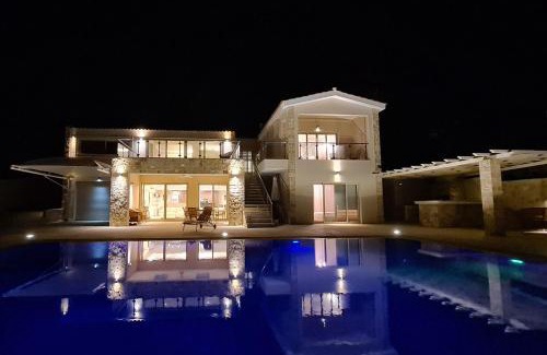 Sea Caves Villa | Seafront 5 Bedroom Villa Paradise in Sea Caves