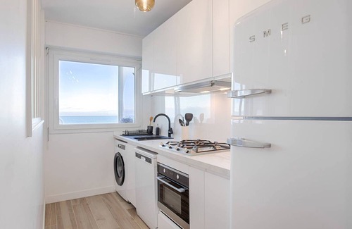 Le Home Apartment | Seafront Apartment - 4 guests