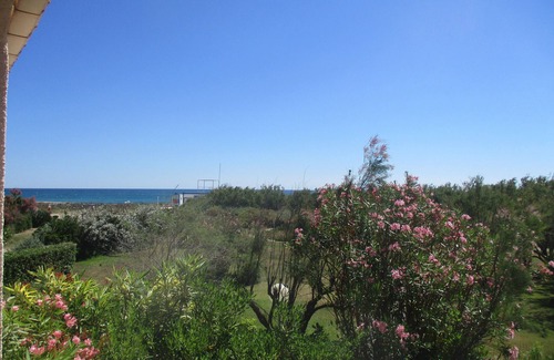 Saint-Cyprien Plage Apartment | SEAFRONT APARTMENT WITH SWIMMING POOL