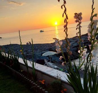 Ardesen Apartment | Seafront Apartment by the sea and with a beach and with big garden