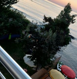 Ardesen Apartment | Seafront Apartment by the sea and with a beach and with big garden