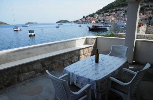 Vis Apartment | Seafront apartment with incredible view of Vis bay - Maricin Most