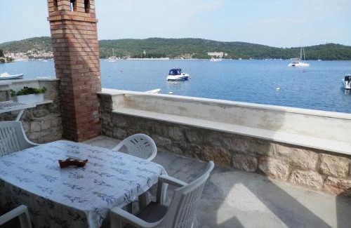 Vis Apartment | Seafront apartment with incredible view of Vis bay - Maricin Most