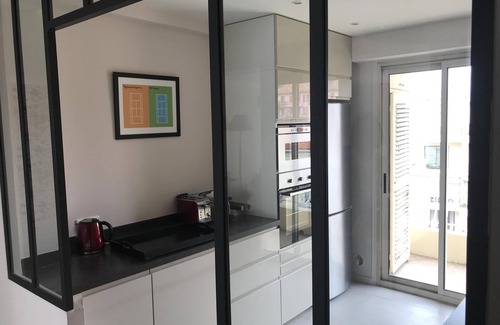 Le Suquet Apartment | Seafront, panoramic view of Cannes bay, top floor terrace