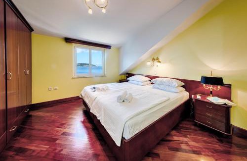 Vis Apartment | Seafront Penthouse
