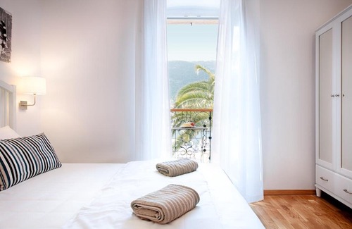 Komiza Bed & Breakfast | Seafront rooms Koluna