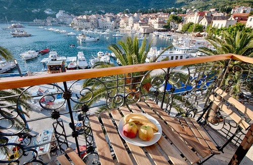 Komiza Bed & Breakfast | Seafront rooms Koluna