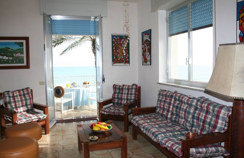 Marina di Modica House | Seafront, sea view, air conditioning, veranda, garden, 6 persons, Internet