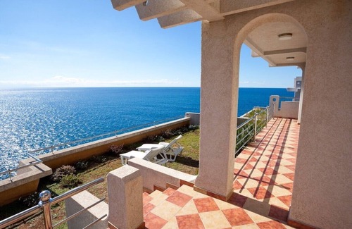 Bar Villa | Seafront villa with pool