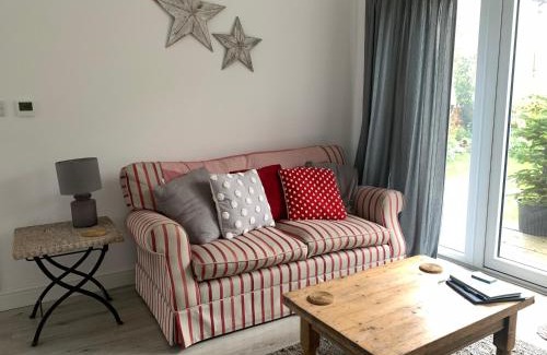 South Hayling Apartment | Seaglass Cottage, 5 mins from beach, leafy lane