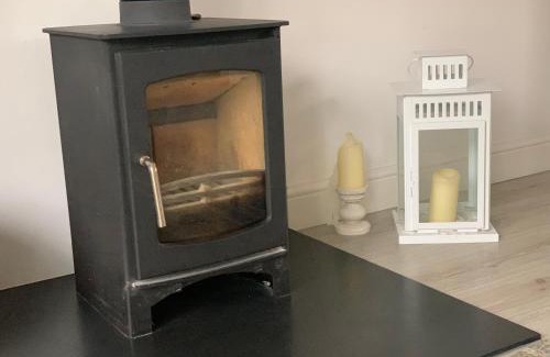 South Hayling Apartment | Seaglass Cottage, 5 mins from beach, leafy lane