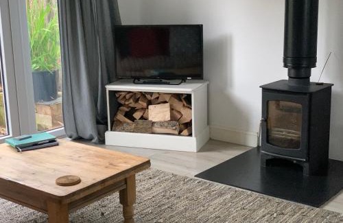 South Hayling Apartment | Seaglass Cottage, 5 mins from beach, leafy lane