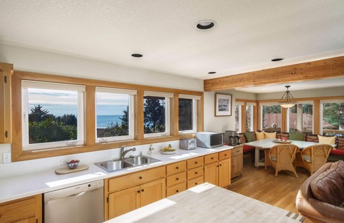 Neahkahnie Beach House | Seagrove by AvantStay | Treetop Haven w/Coastal Views