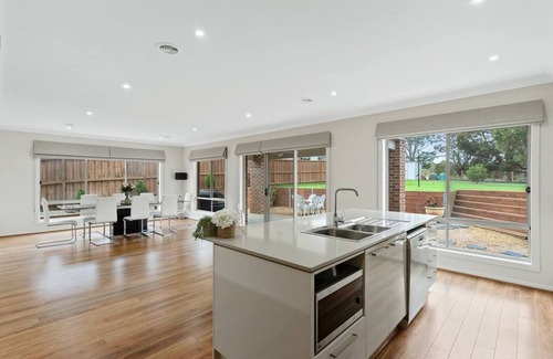Cowes House | Seagrove Escape - Near the beach & WIFI
