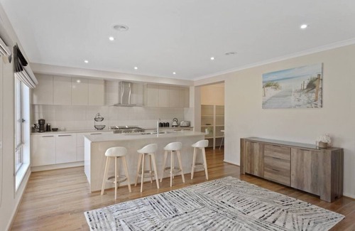 Cowes House | Seagrove Escape - Near the beach & WIFI