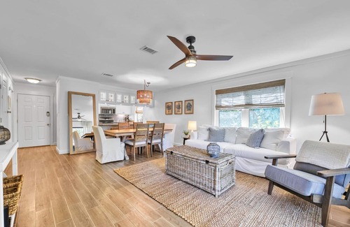 Cassine Village House | Seagrove "Magnolia's House" |2BR| Sleeps 6 |Pool |Tennis Courts| Bikes