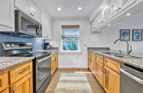 Cassine Village House | Seagrove "Magnolia's House" |2BR| Sleeps 6 |Pool |Tennis Courts| Bikes