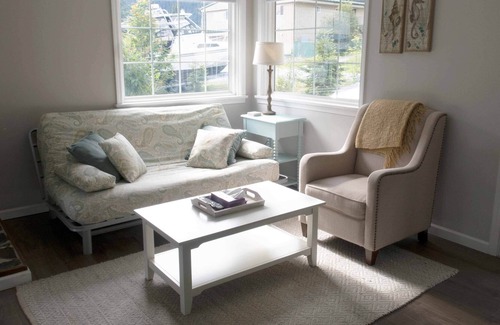 Seward House | Seahorse Cottage- an Ocean View Family Home