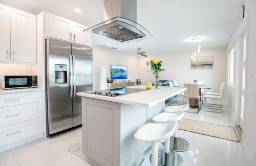 Central Naples House | Seahorse Cottage - Pool Home