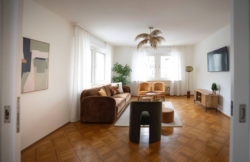 Ulm Apartment | Seahorse, stylish apartment centrally located in Ulm, 3 bedrooms, kitchen, bathroom