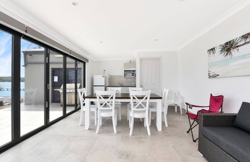 Lake Macquarie City Council House | Sealand Lake House - Stunning Absolute Waterfront at Fishing Point