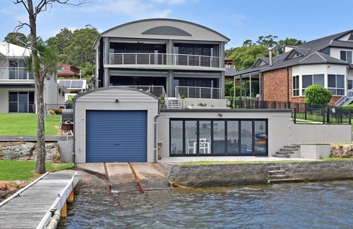 Lake Macquarie City Council House | Sealand Lake House - Stunning Absolute Waterfront at Fishing Point