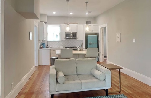 Galveston House | Sealy Cottage | Minutes from Beach