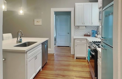 Galveston House | Sealy Cottage | Minutes from Beach