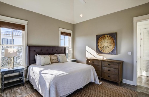 SeaNest Village House | Seanest Village: Moonlight Mile