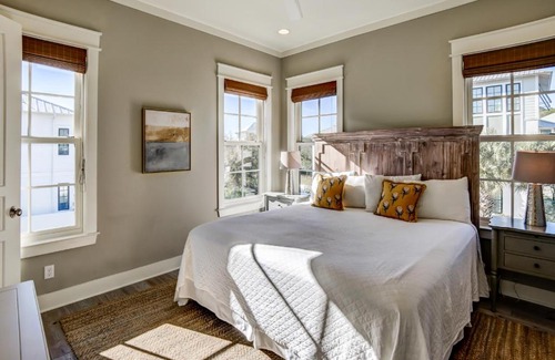 SeaNest Village House | Seanest Village: Moonlight Mile