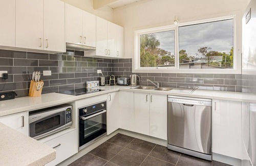 Smiths Beach House | Seanic at Smiths close to YCW beach. Enjoy a winter escape! Book a 3rd night for half price!
