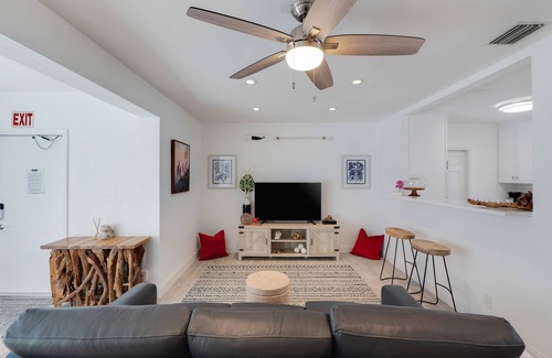 Singer Island Condo | Seas the Day 8: Designer beach retreat with pool & hot tub - walk to the beach