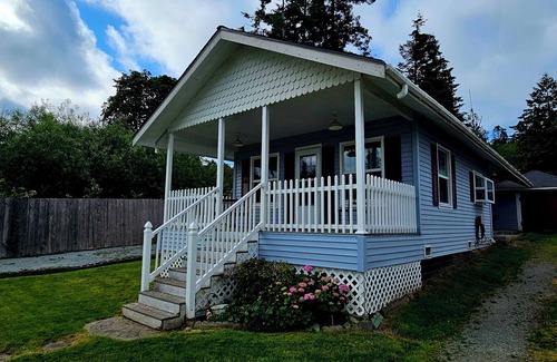 Camano Island House | Seas the Day Cottage on Camano Island. Walks on the beach & beautiful sunsets.