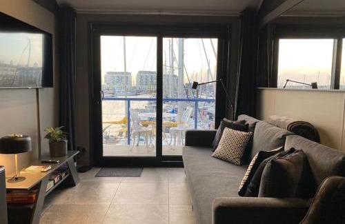 Seafront Apartment | Seascape - Floating Home at Brighton Marina with free Parking