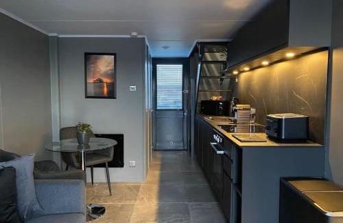 Seafront Apartment | Seascape - Floating Home at Brighton Marina with free Parking