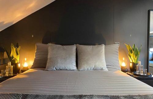 Seafront Apartment | Seascape - Floating Home at Brighton Marina with free Parking