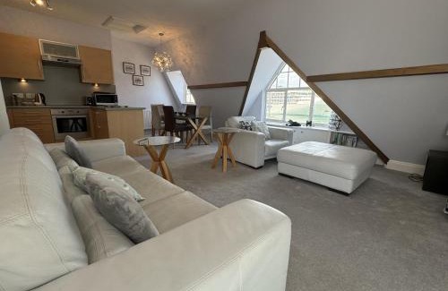 Dartmouth House | Seascape - Waterfront apartment, glorious views and parking