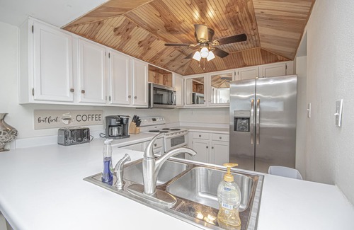 Sunnyside House | Seashore - Beautiful West End Townhome