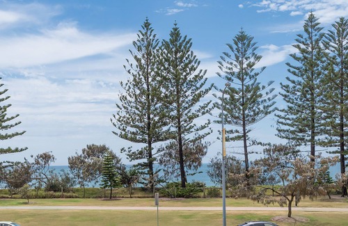 Alexandra Headland Apartment | Seaside 11 - Two Bedroom Beachside Apartment across from Alex Beach!