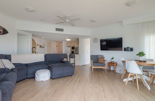 Alexandra Headland Apartment | Seaside 11 - Two Bedroom Beachside Apartment across from Alex Beach!