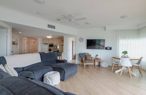 Alexandra Headland Apartment | Seaside 11 - Two Bedroom Beachside Apartment across from Alex Beach!
