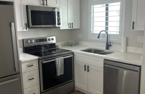 Fort Myers Beach Condo | Seaside 2 bed and 2 bath direct beachfront across from Publix and restaurants