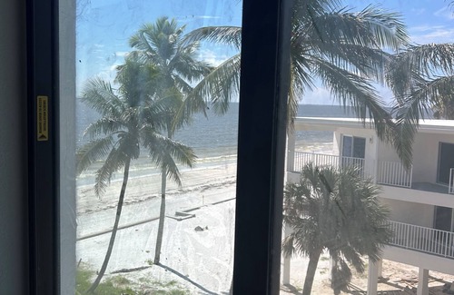 Fort Myers Beach Condo | Seaside 2 bed and 2 bath direct beachfront across from Publix and restaurants