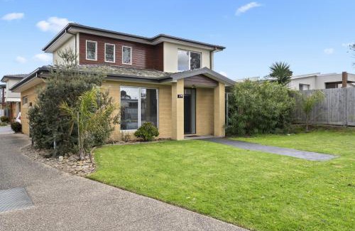 Safety Beach House | Seaside 3-Bed Home Direct Beach Access