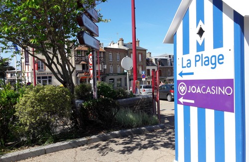 Saint-Pair-sur-Mer Apartment | Seaside apartment in the center of town! Everything nearby