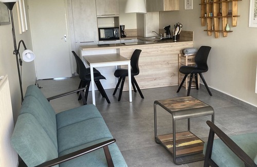 Palavas-les-Flots Apartment | Seaside apartment with swimming pool, renovated in 2024 (kitchen and living room)