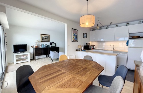 Jullouville Apartment | Seaside apartment with terrace and parking